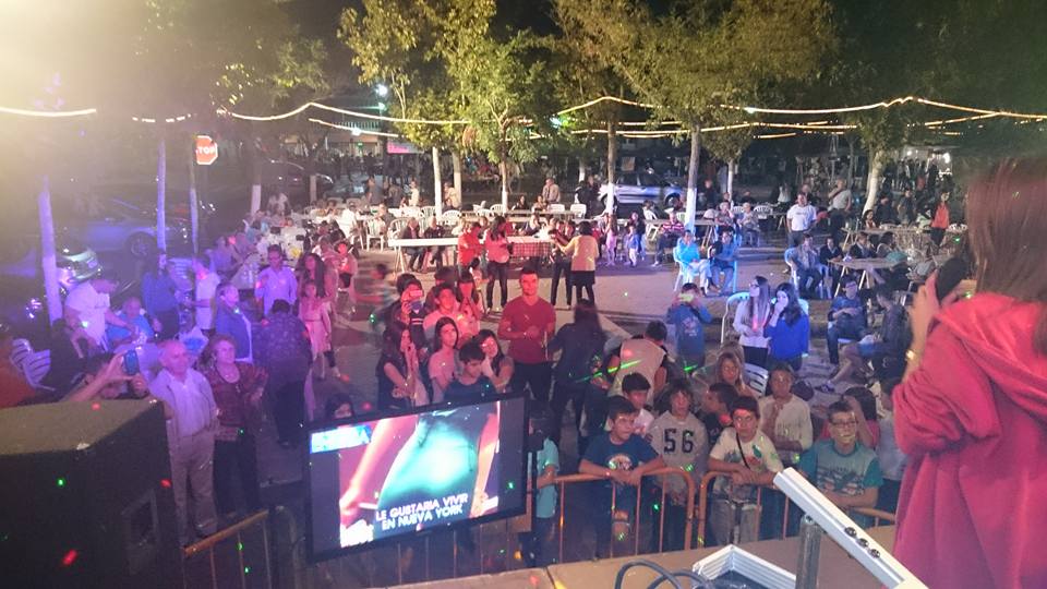 KARAOKE EN PLAZA MAYOR DE MORALEJA DEL VINO(ZAMORA)2015