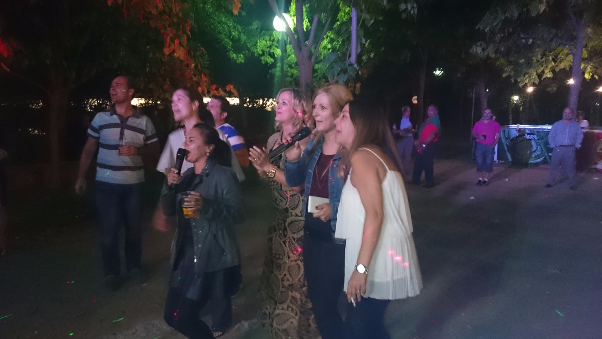 KARAOKE EN FIESTAS DE EL BARRIO DE OLIVARES(ZAMORA)2015